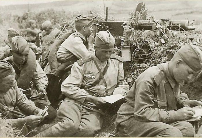 солдаты читают письма